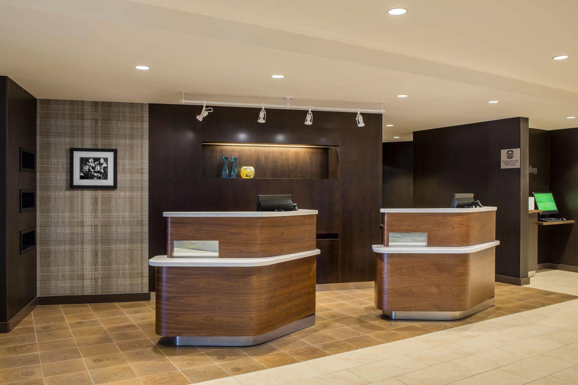 Hotel Dene & Conference Centre Cold Lake Экстерьер фото