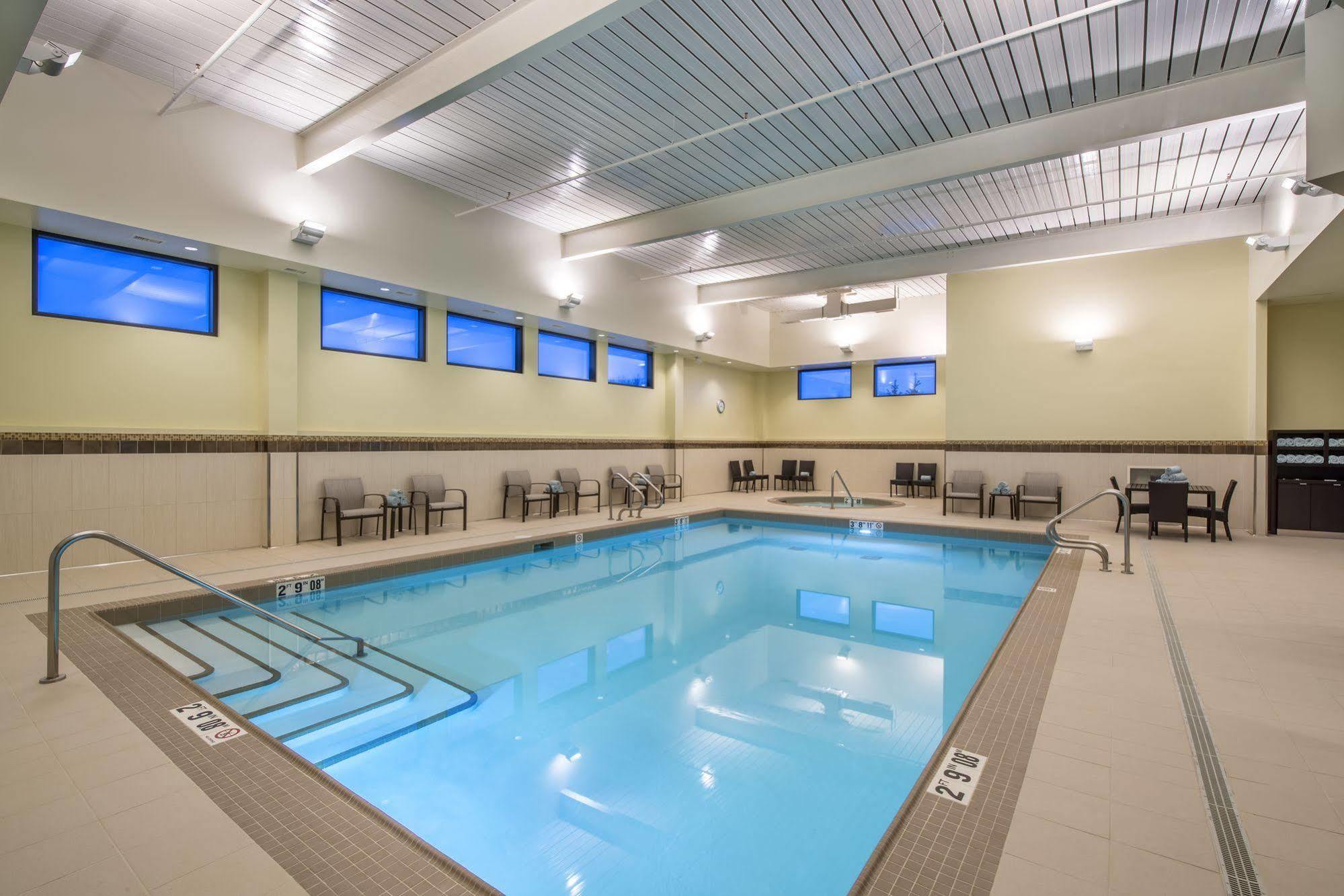 Hotel Dene & Conference Centre Cold Lake Экстерьер фото